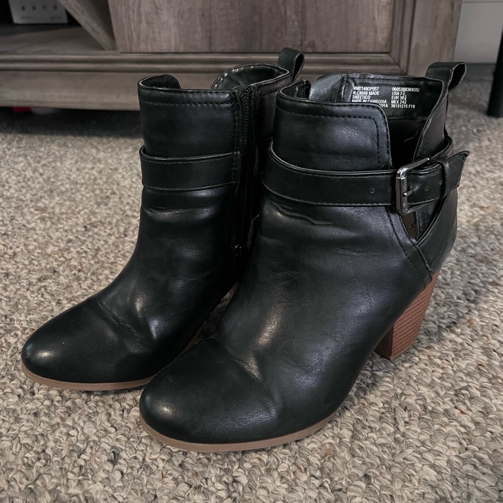 Black booties w/ chunky heel